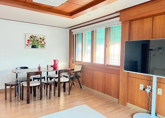 Premium Penthouse - Dazzling Sunshine, Artistic Interior